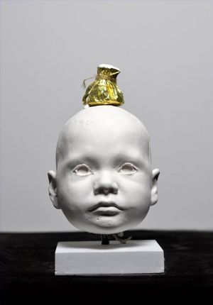 Sculpture contemporaine - Le garçon qui était riche en trucs blancs
