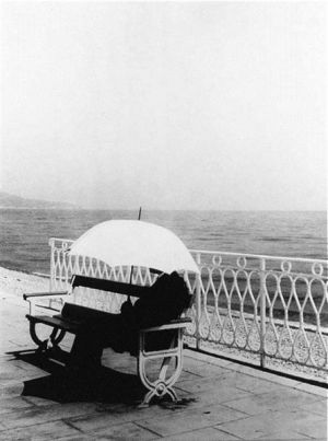 Brassai œuvre - L'homme au parapluie blanc 1934